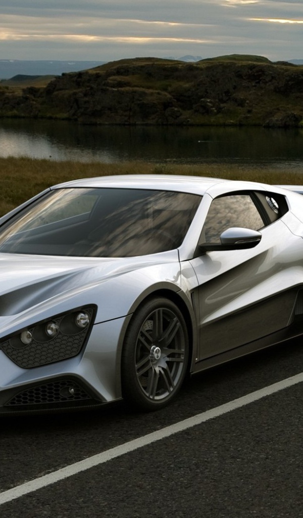Серебристый автомобиль Zenvo ST1