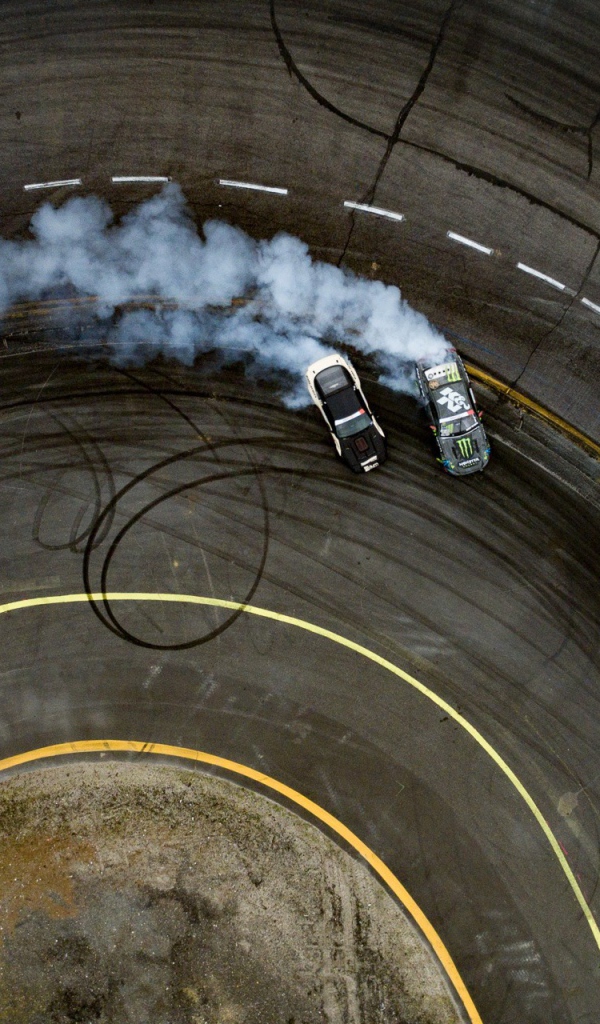 Дым от дрифтующих автомобилей