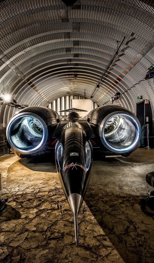 Скоростной автомобиль Thrust SSC в ангаре