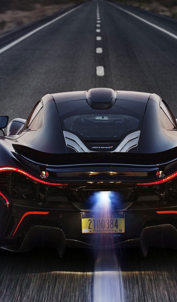 Спортивный McLaren на дороге