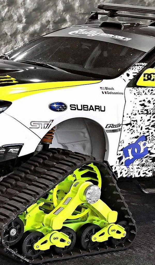 Автомобиль Subaru WRX на гусеничном ходу