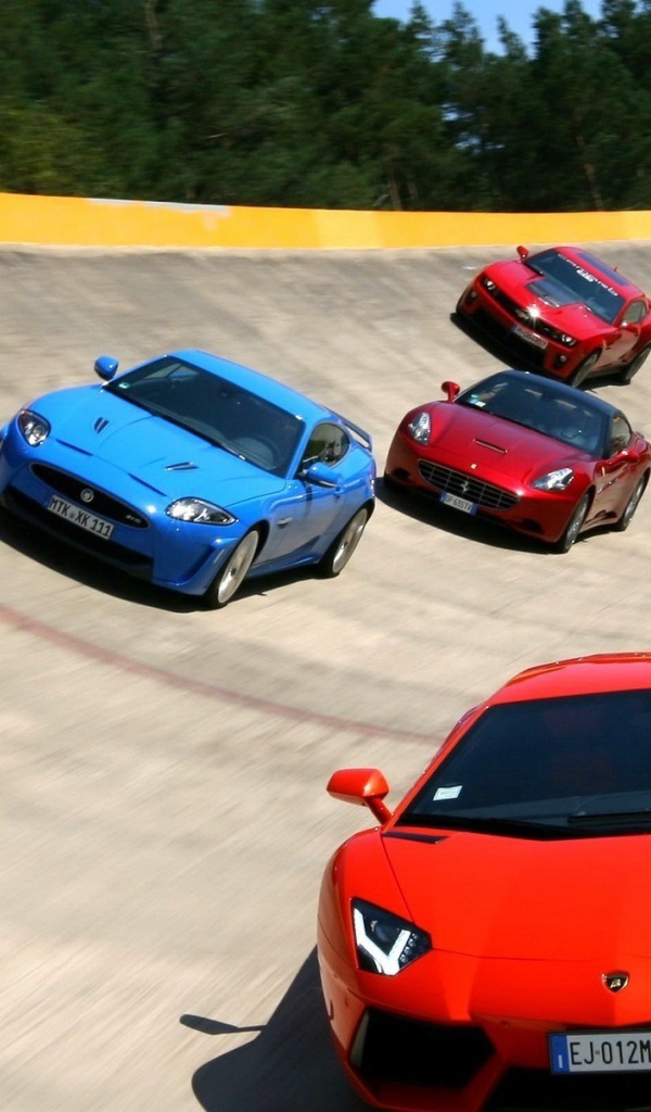 Спортивные суперкары на изогнутой поверхности