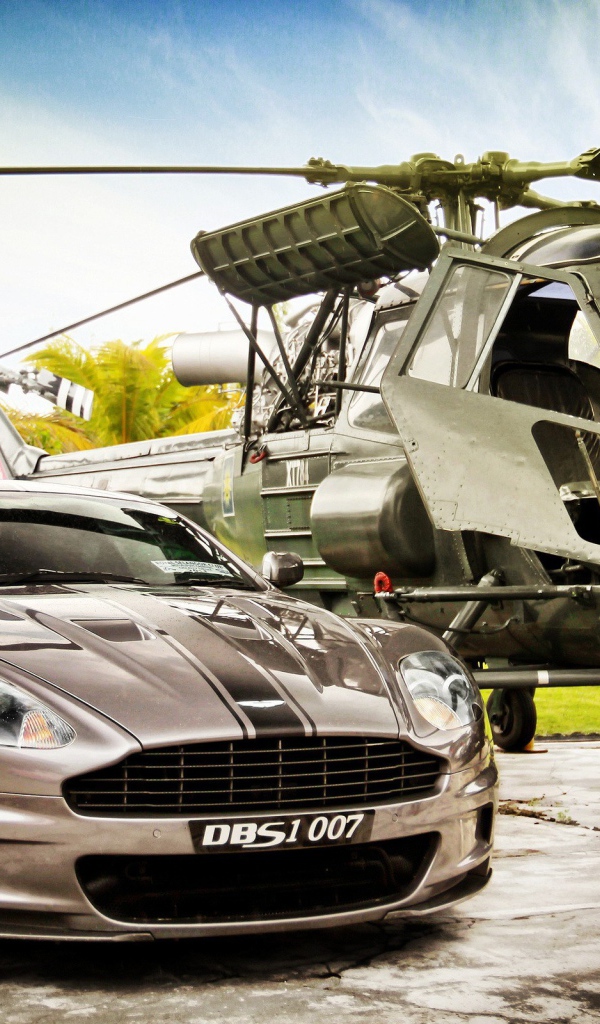 Автомобиль Джеймс Бонда у вертолета