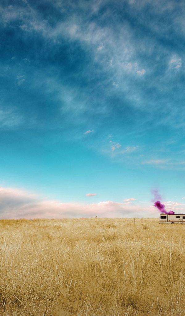 Автомобиль стоит среди поля