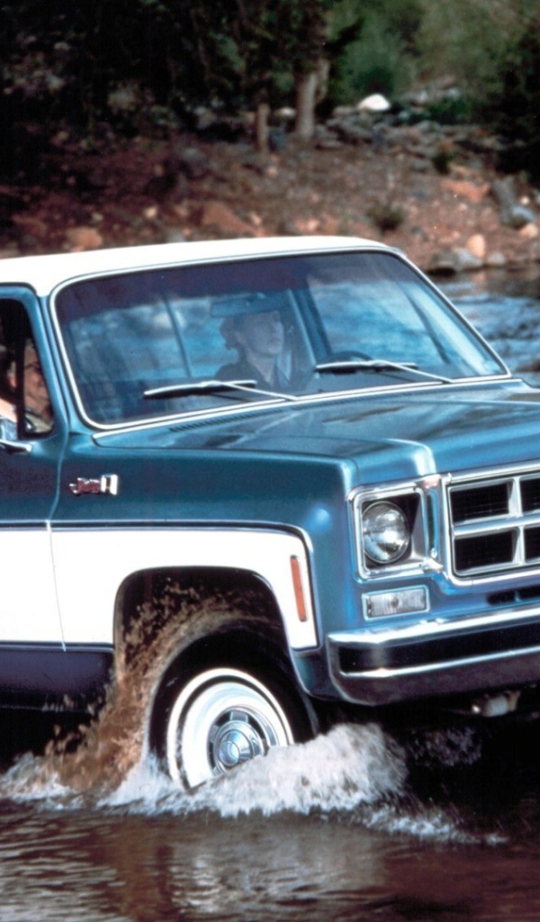 Автомобиль преодолевает реку вброд