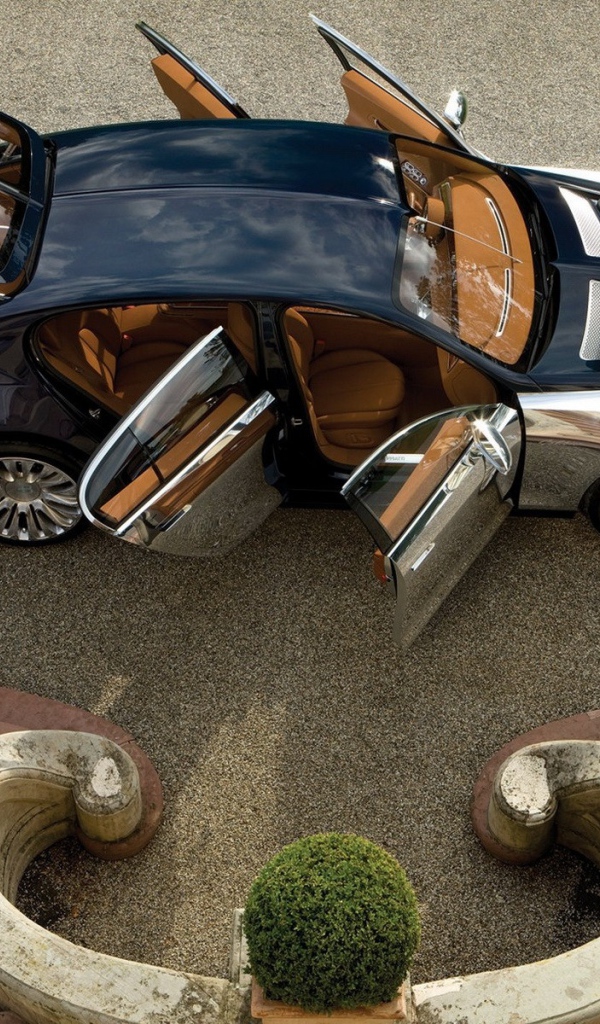 Машина с открытыми дверями