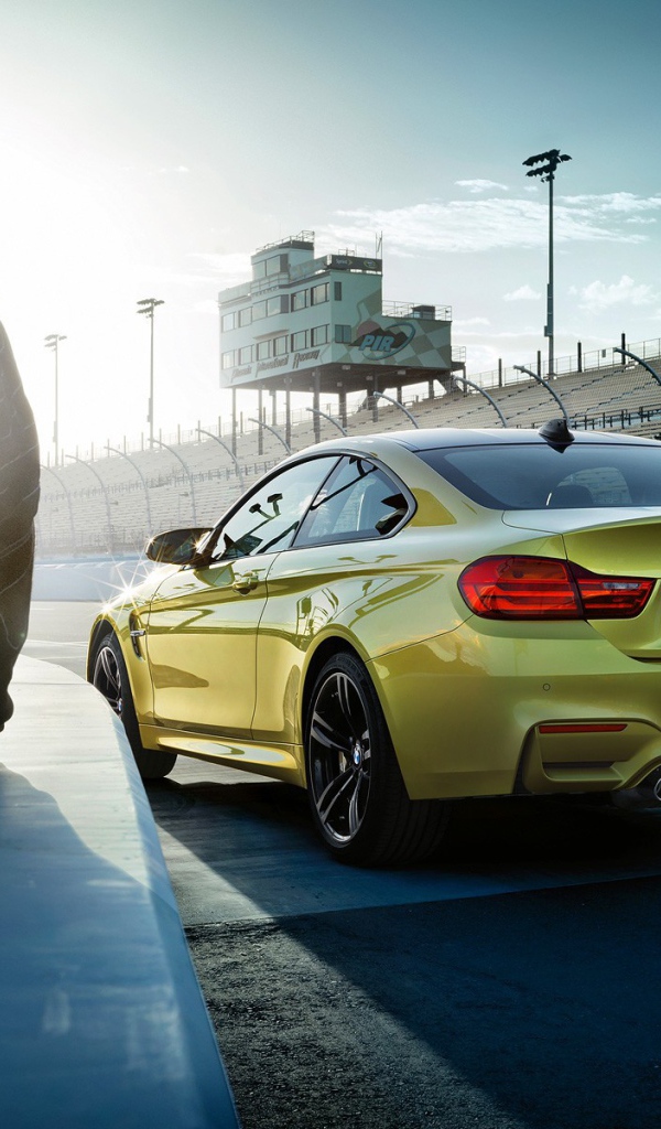 Гонщик отдыхает на парапете трека