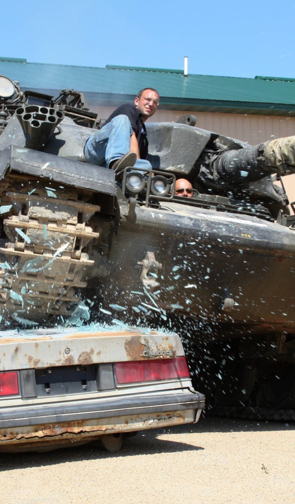 Танк переезжает через автомобиль