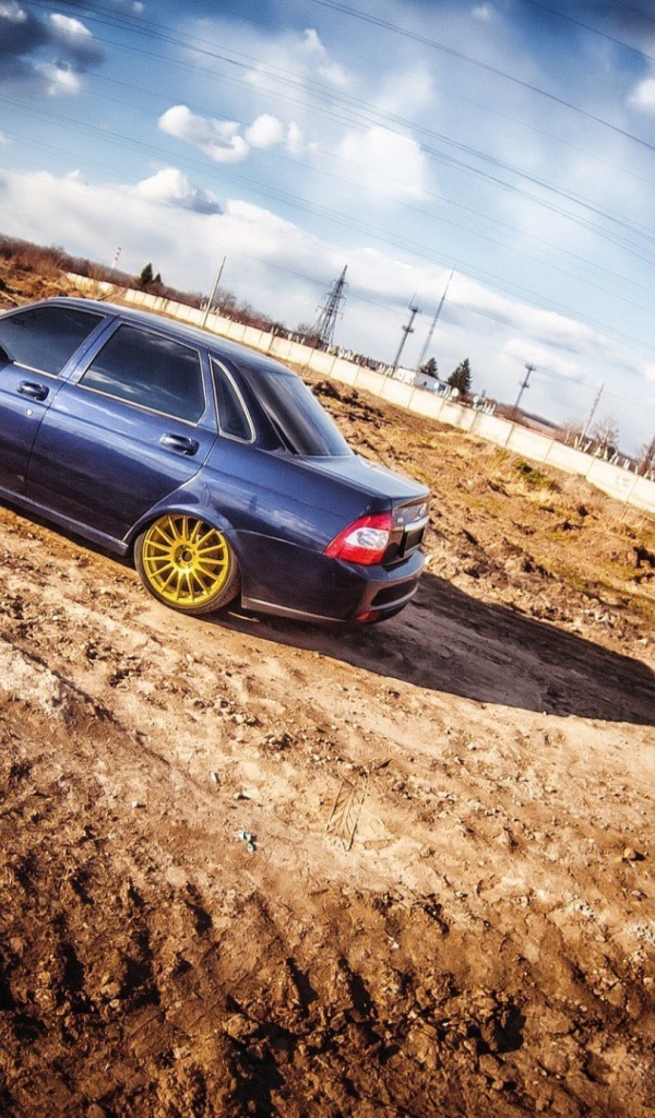 Автомобиль стоит на грунтовой дороге