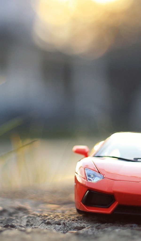 Игрушечный автомобиль на земле