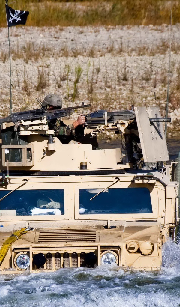 Военный Хаммер преодолевает водную преграду