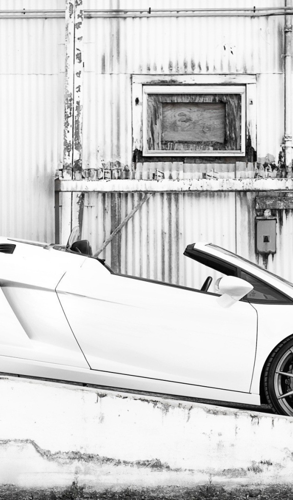 Белый кабриолет стоит на уклоне