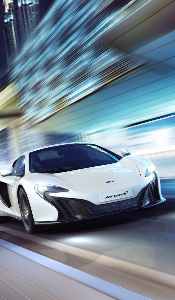 Белый McLaren P1 мчится по улице