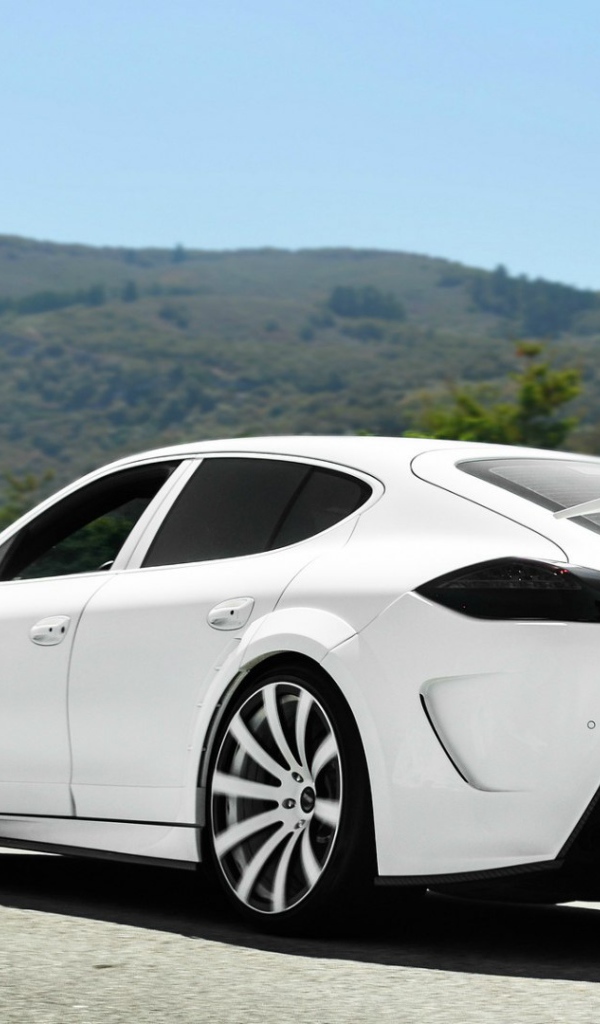 Белый Porsche Panamera Turbo