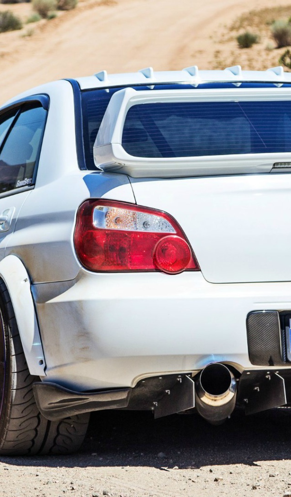 Белая Subaru Impreza STI