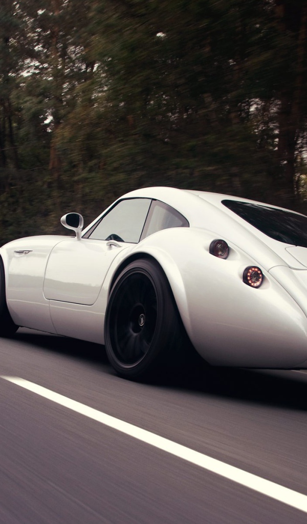 Белый Wiesmann на шоссе