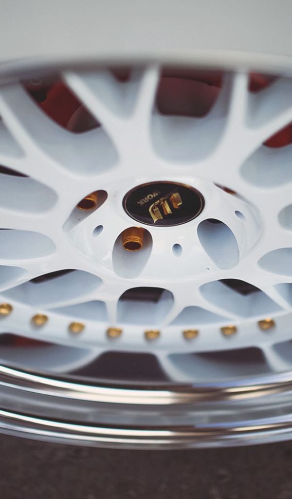 Белый автомобильный диск