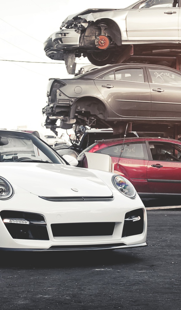 Белый кабриолет на свалке автомобилей