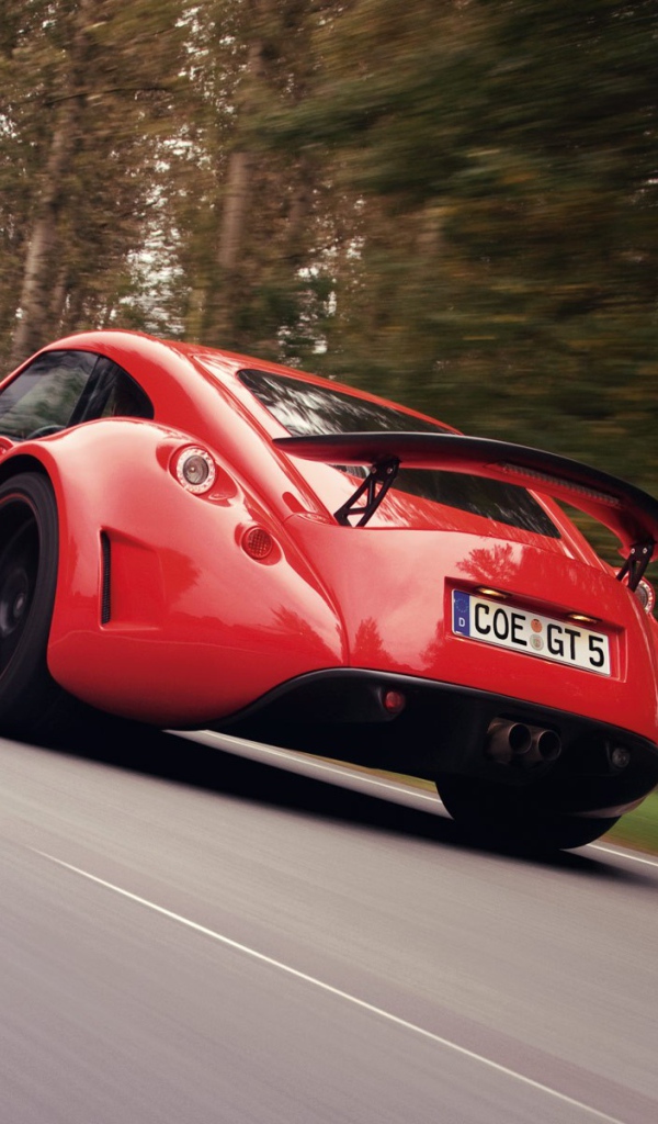 Спорт кар Wiesmann на фоне леса