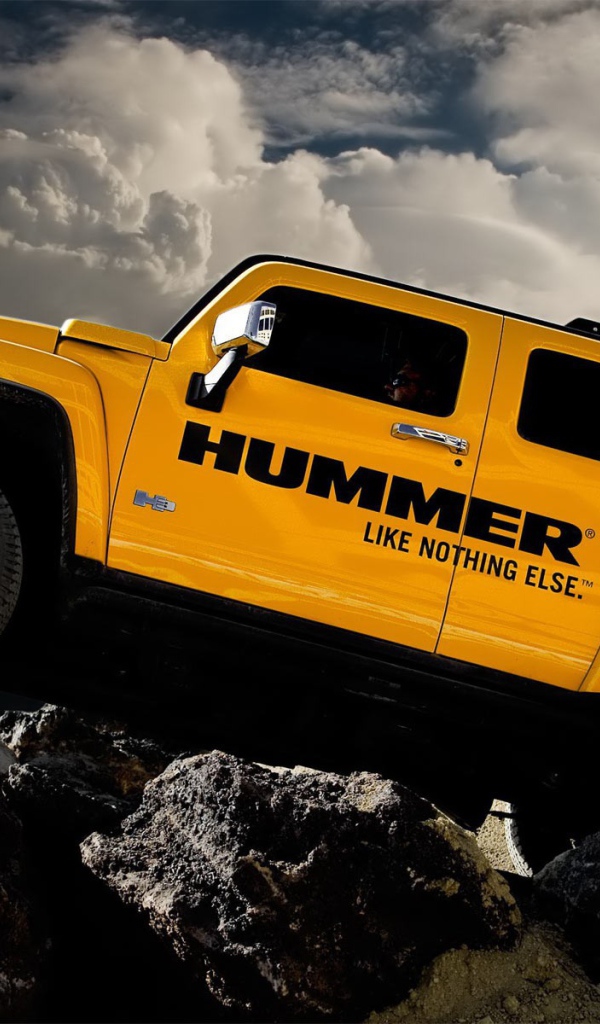 Желтый Hummer на камнях