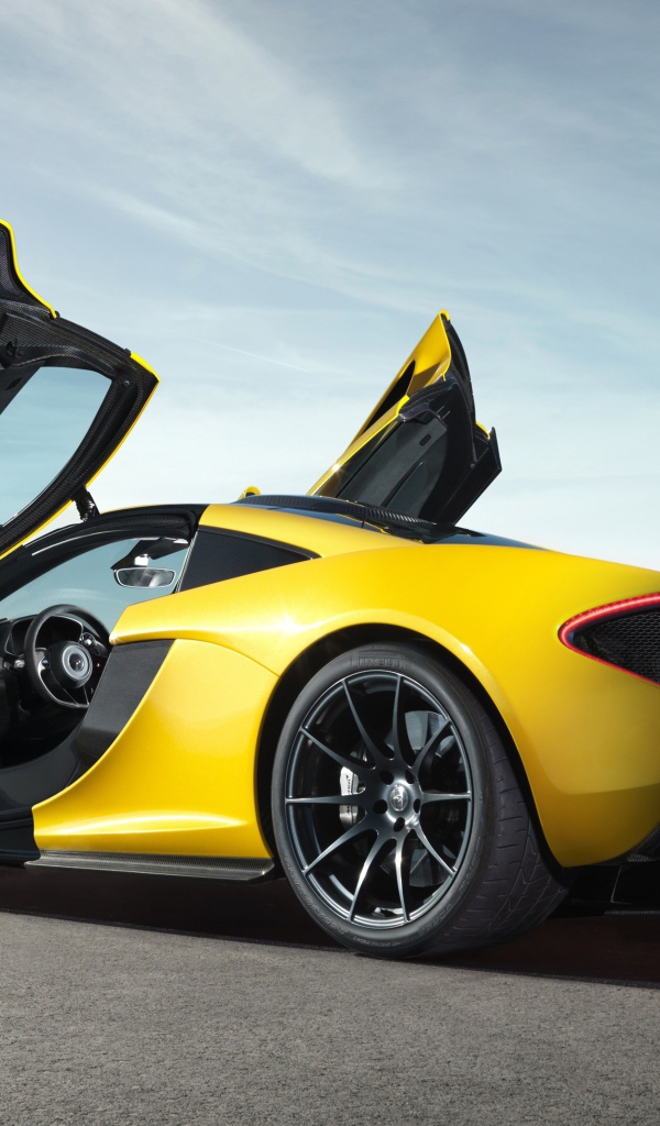 Желтый McLaren с открытыми дверями