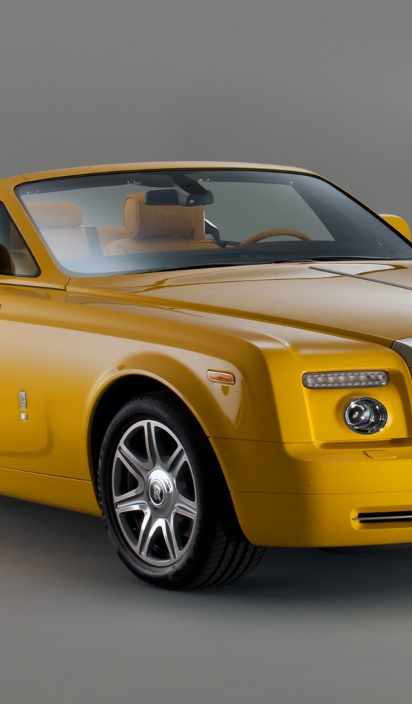 Желтый кабриолет с желтым кожаным салоном