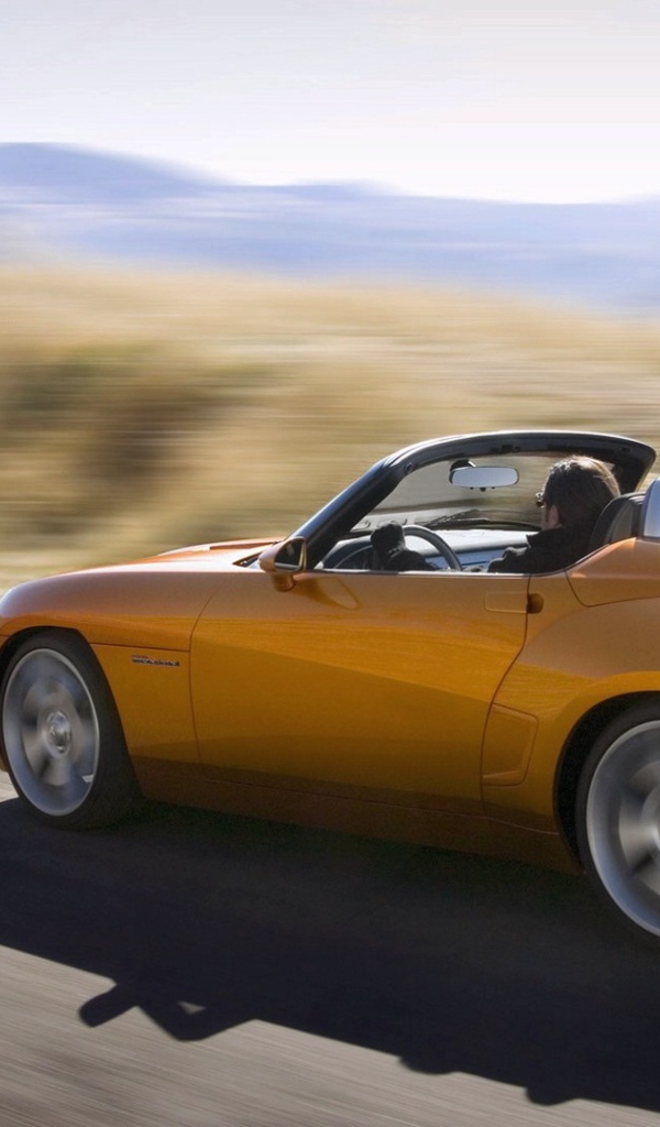 Желтый спортивный кабриолет на шоссе