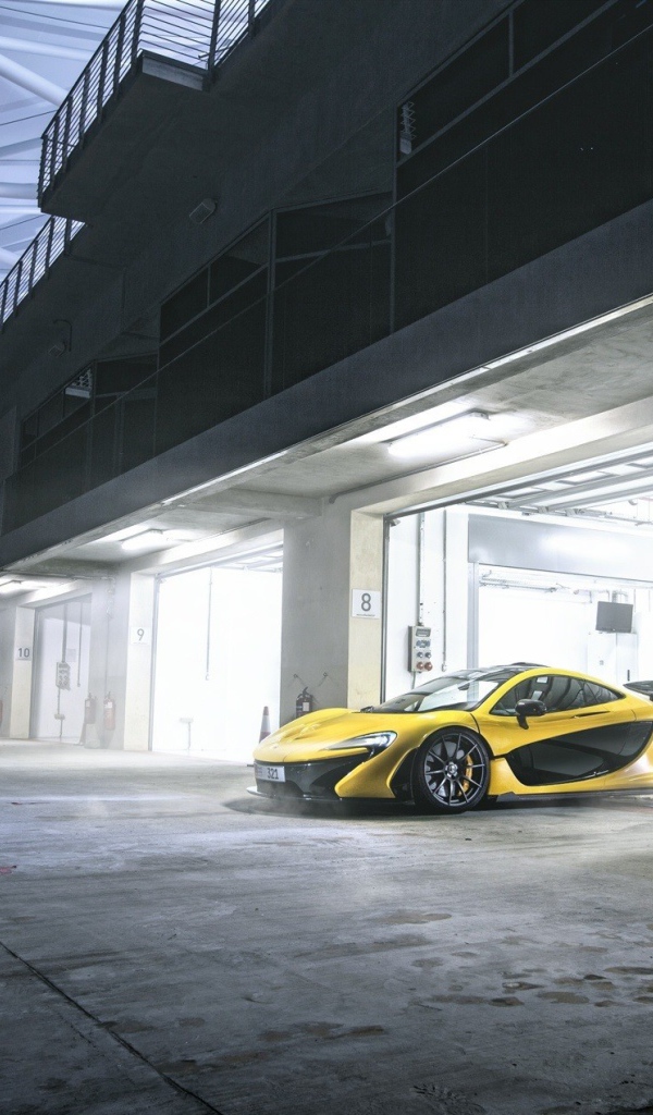 Желтый McLaren выезжает из гаража