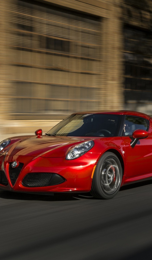 Красный Alfa Romeo 4C на улице