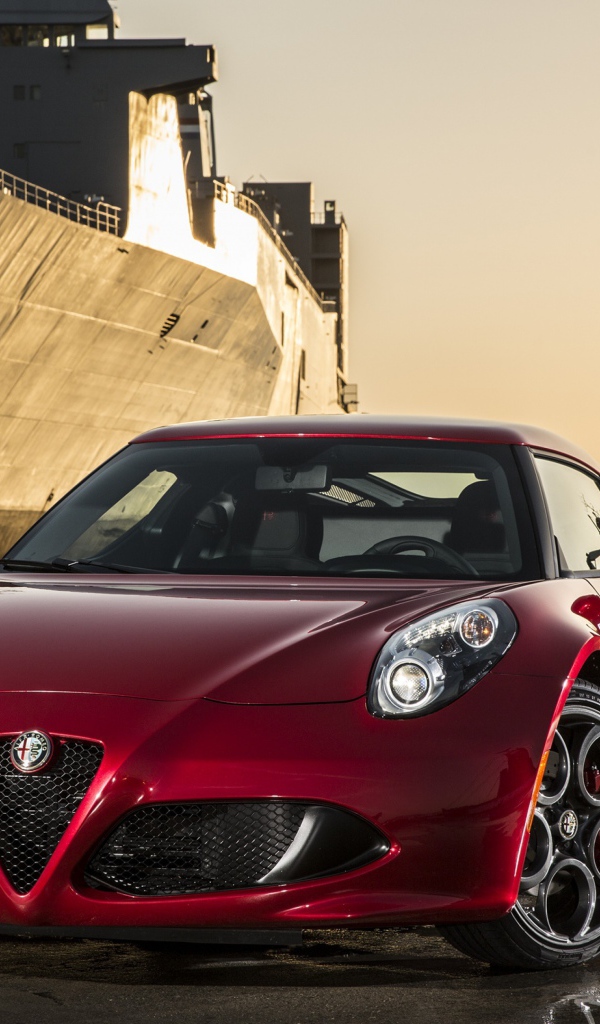 Красная Alfa Romeo 4C на фоне корабля