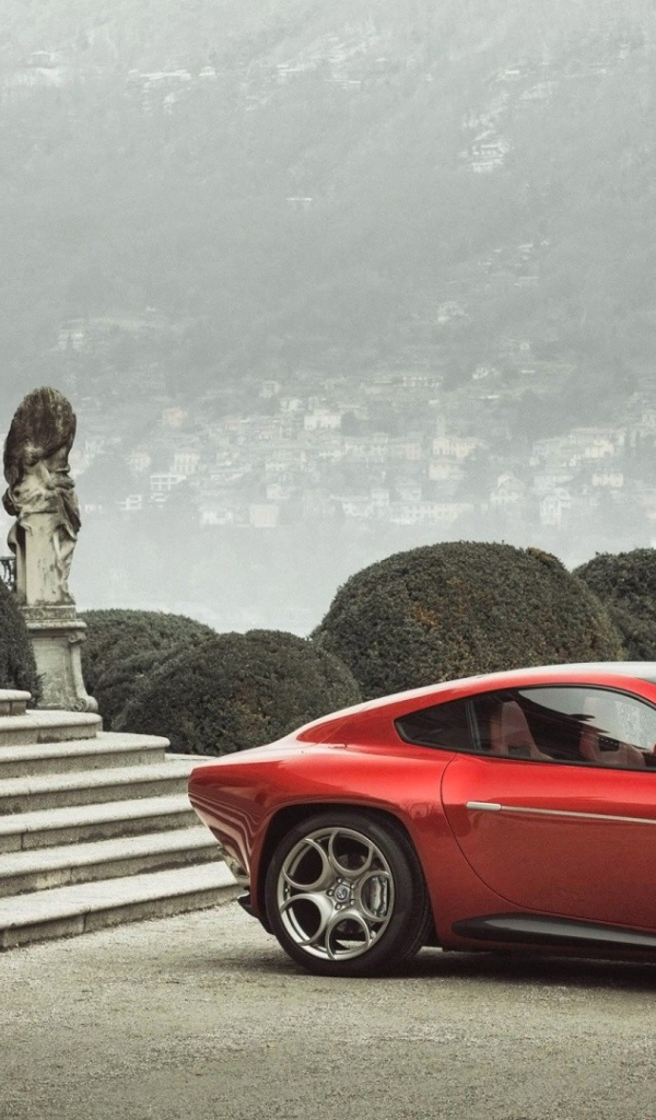 Красная Альфа Ромео у ступенек