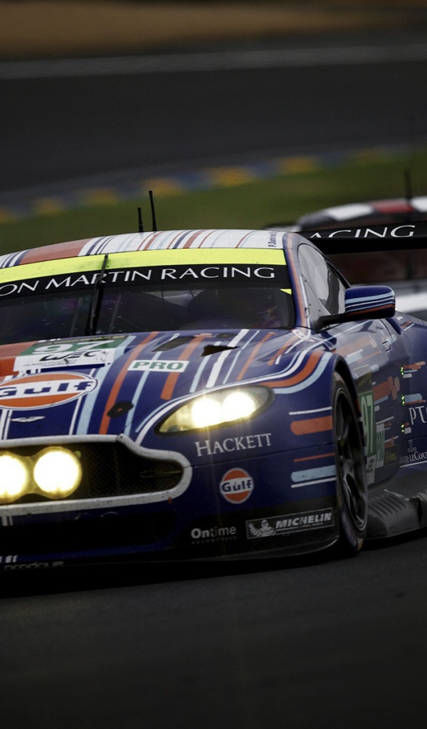 Гоночный Aston Martin с горящими фарами