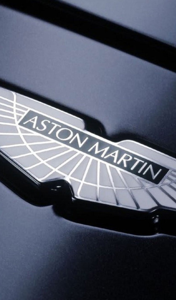 Логотип Aston Martin на черном фоне