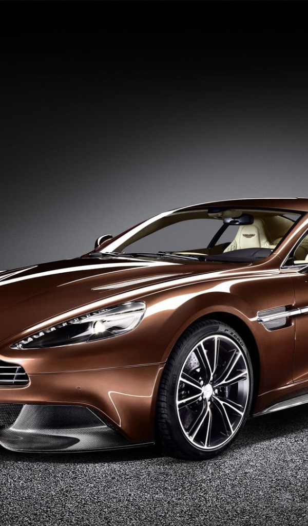 Красивый коричневый Aston Martin