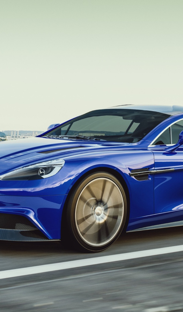 Синий спортивный автомобиль Aston Martin