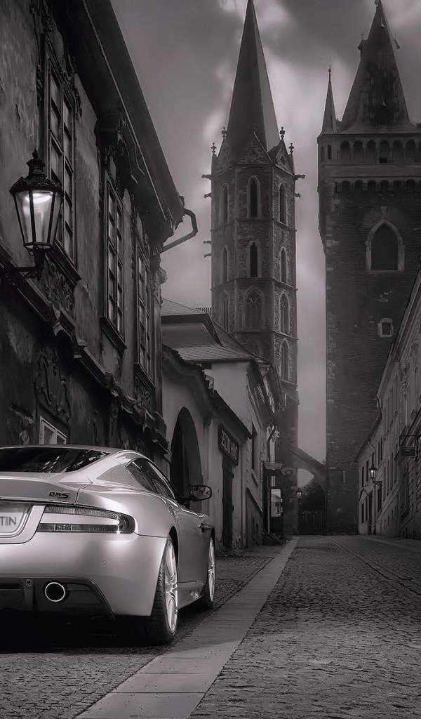 Великолепный Aston Martin в сером городе