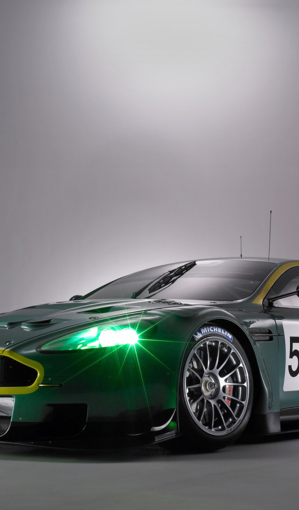 Зеленые фары у спортивного Aston Martin