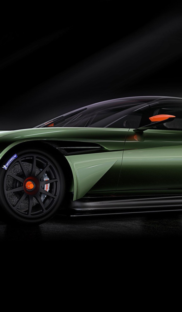 Зеленый спортивный Aston Martin на черном фоне
