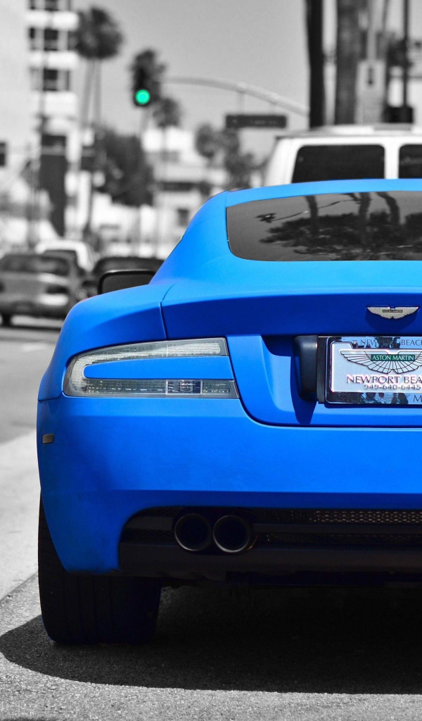 Вид сзади на голубой Aston Martin