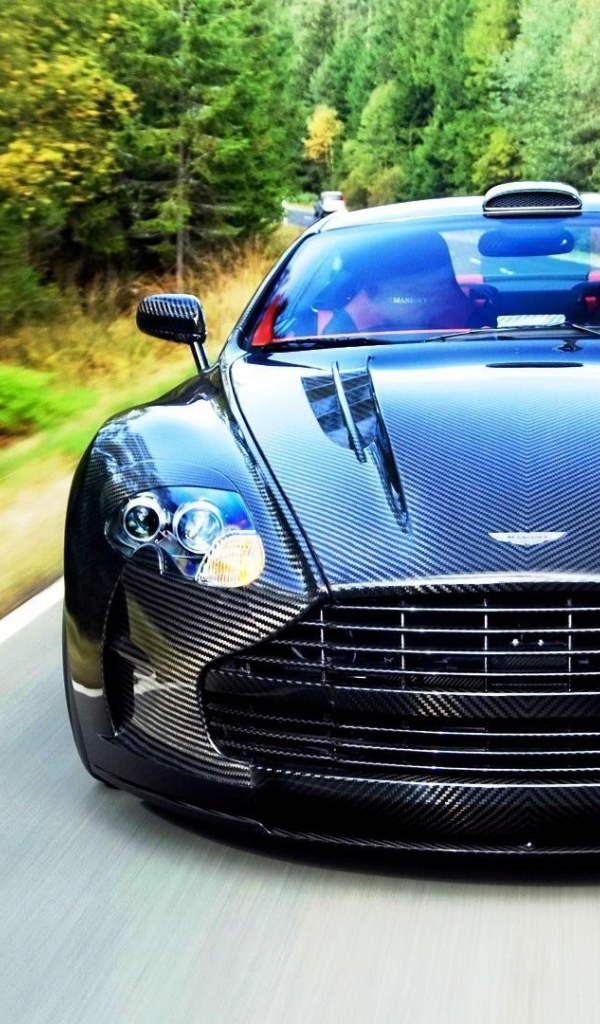 Ребристый рисунок на авто Aston Martin