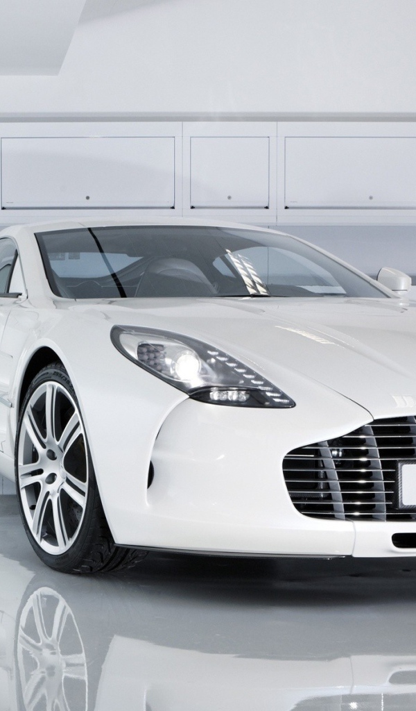 Белый Aston Martin в белом гараже