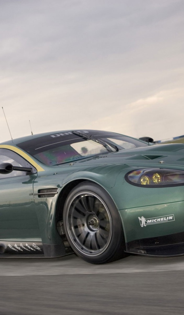 Желтый обод радиаторной решетки Aston Martin