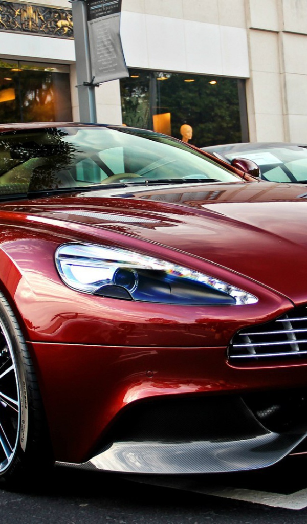 Красный Aston Martin Vanquish