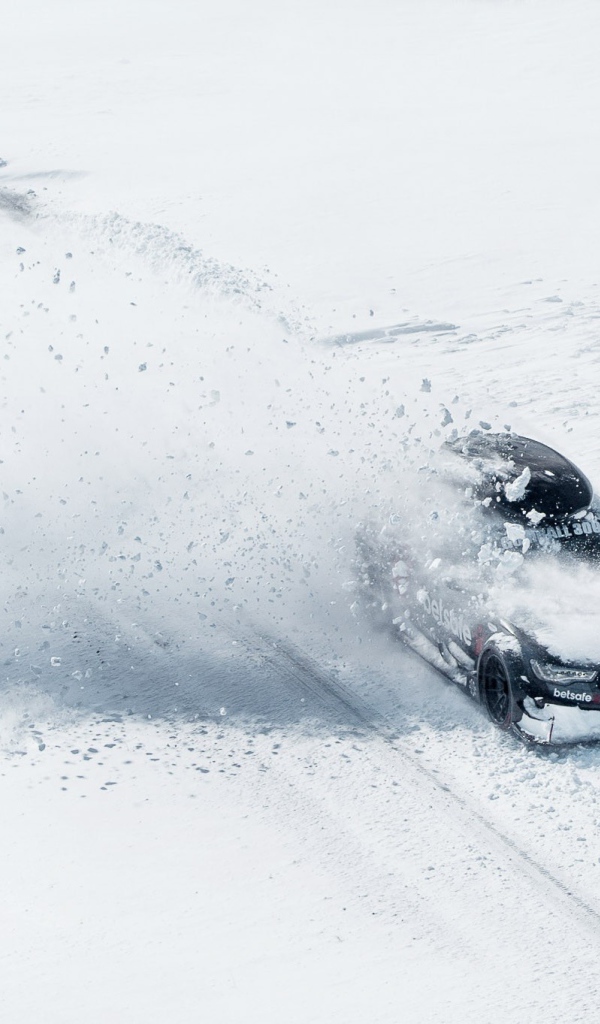 Audi RS6 Avant в снегу