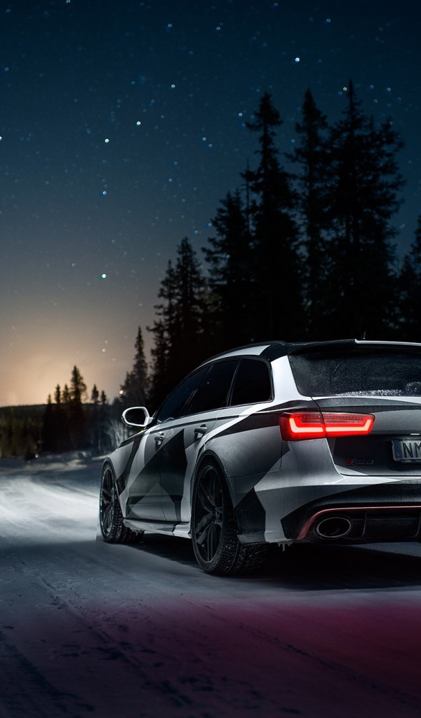 Audi RS6 Avant на ночной дороге
