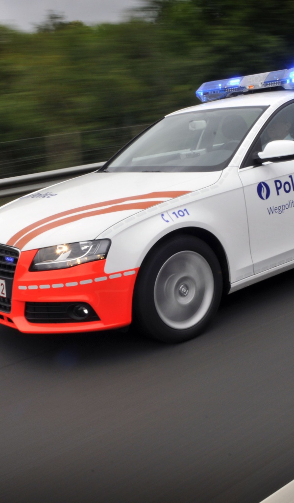 Полицейский Audi на шоссе