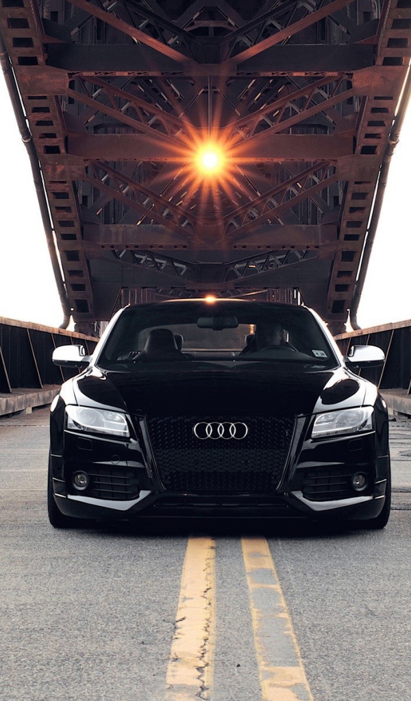 Черный Audi RS5 под разводным мостом