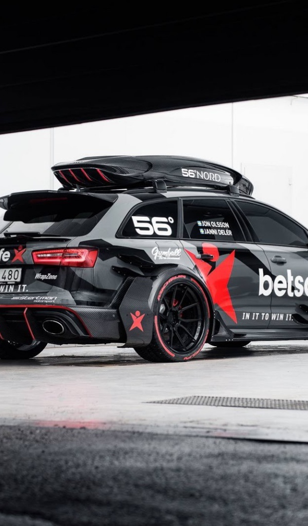 Черный Audi RS6 Avant у гаража