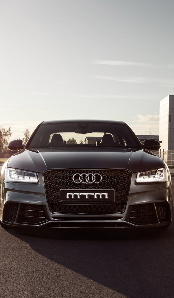 Черный Audi s8 на улице