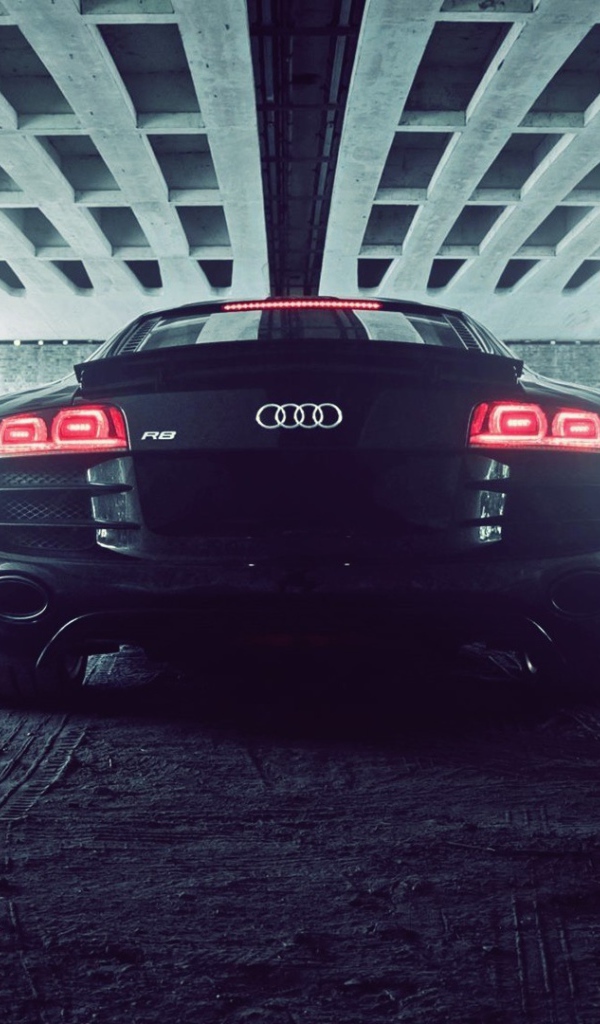 Черный Ауди под мостом